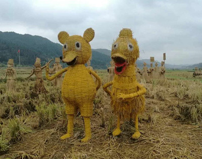 唐老鸭与米老鼠卡通稻草雕塑